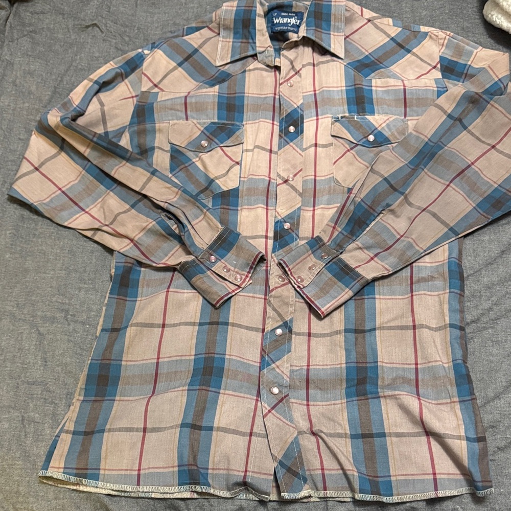 Wrangler Men's Beige and Blue Plaid Button Down Shirt